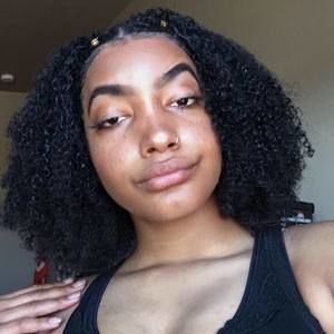 Meet your Posher, Elyssa